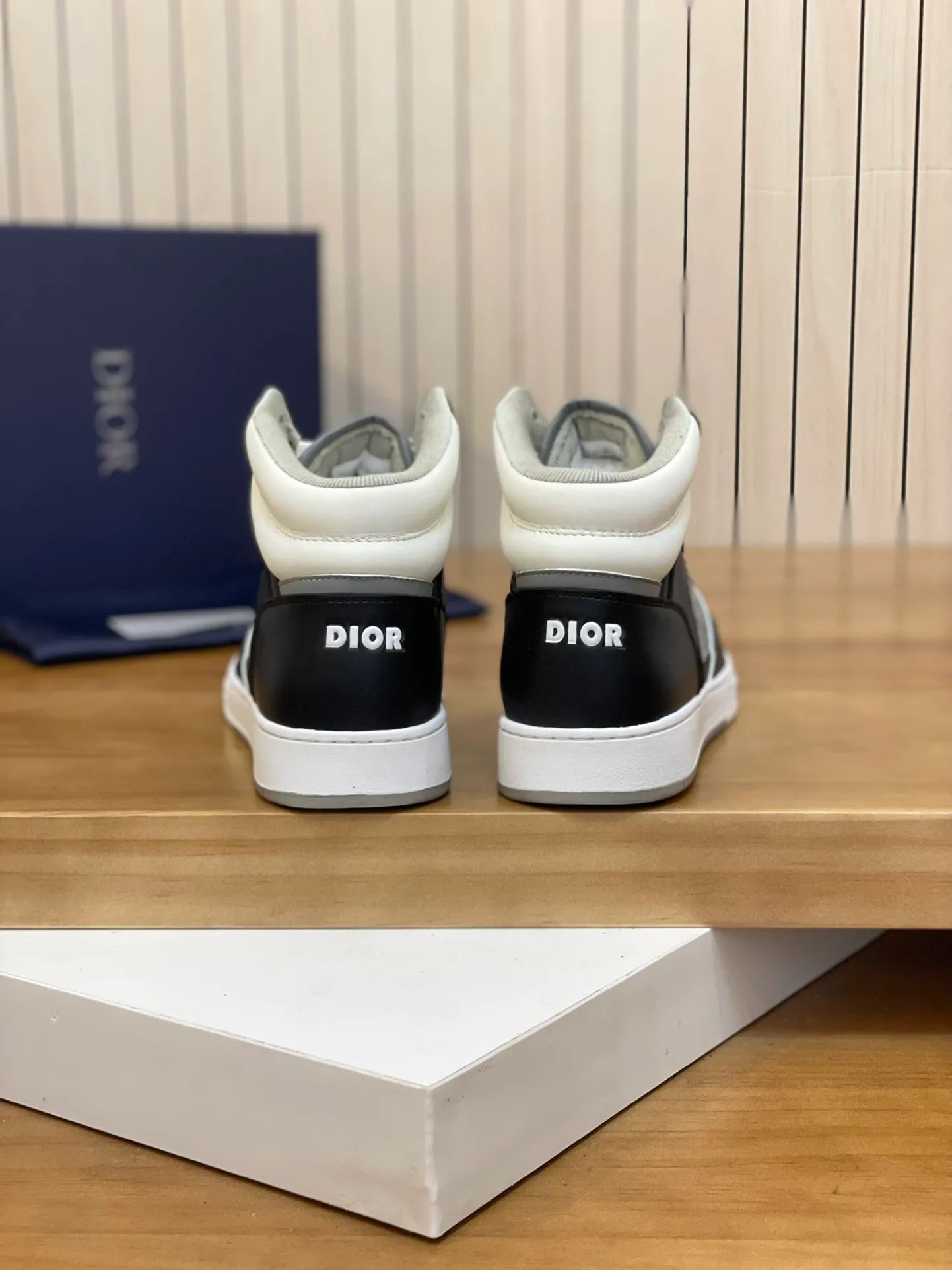 Men's shoes: 💰P460¥ Product trademark: Dior* "Dior*" high-top casual shoes Regular size: 38-44 (can be customized to 45.46) Product materials: Upper imported cowhide stitched with original fabric, breathable lining, original outsole. Number: 1006